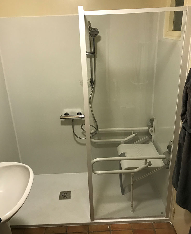 Un spécialiste en salle de bain PMR